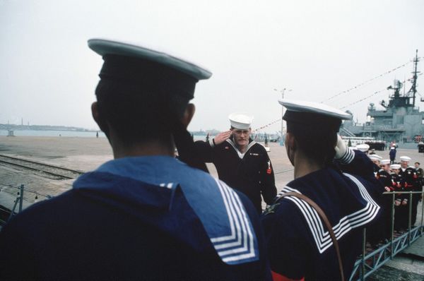 Am 5. November 1986 statteten drei US-Kriegsschiffe unter der Leitung des Kommandanten der Pazifikflotte Admiral James Lyons der Volksrepublik China einen einwöchigen offiziellen Besuch ab.