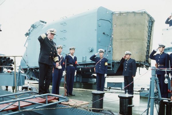 Am 5. November 1986 statteten drei US-Kriegsschiffe unter der Leitung des Kommandanten der Pazifikflotte Admiral James Lyons der Volksrepublik China einen einwöchigen offiziellen Besuch ab.