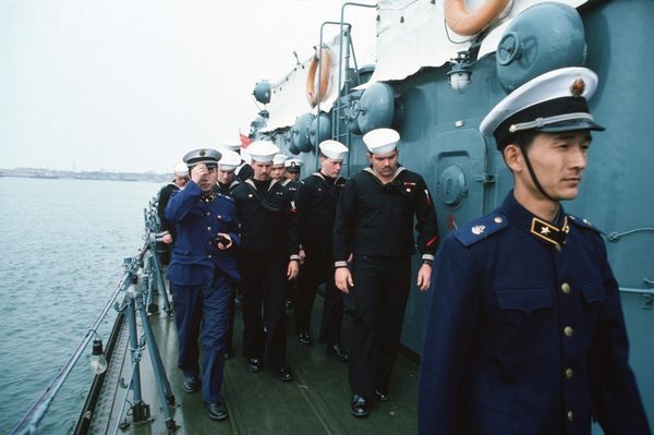 Am 5. November 1986 statteten drei US-Kriegsschiffe unter der Leitung des Kommandanten der Pazifikflotte Admiral James Lyons der Volksrepublik China einen einwöchigen offiziellen Besuch ab.