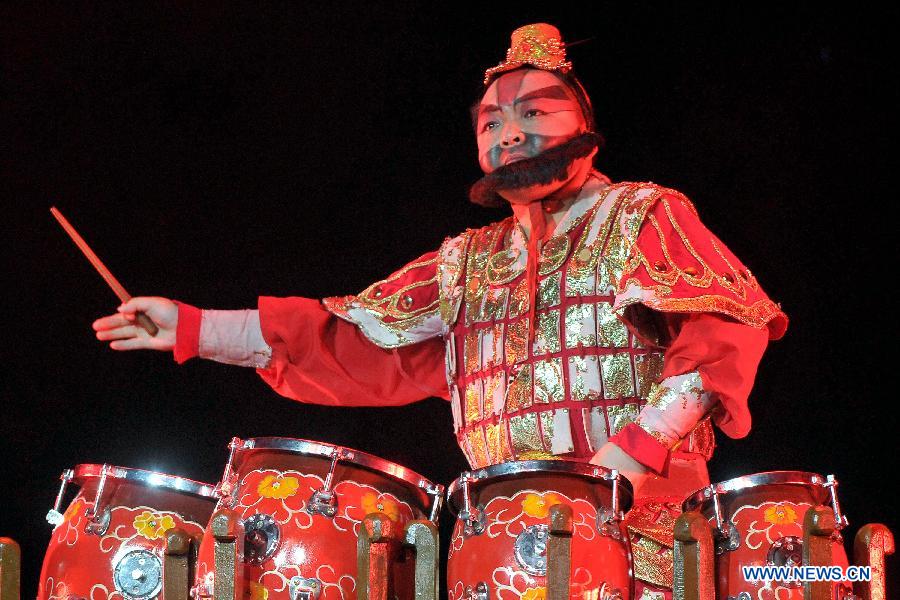 Schauspielerinnen tanzen an der großen Musiktanzshow Dunhuang Rhyme im Kulturzentrum der Stadt Macao im Süden Chinas am 12. April 2012. Die Dunhuang Rhyme Musiktanzshow wurde vom Gansu Opernhaus in Macao am Donnerstag uraufgeführt.