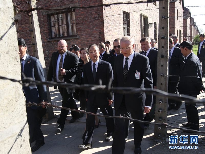 Wen Jiabao hat im Rahmen seines Staatsbesuchs in Polen das ehemalige Konzentrationslager Auschwitz besucht. Im Gedenken an die Todesopfer des zweiten Weltkrieges legte er dort einen Blumenkranz nieder.