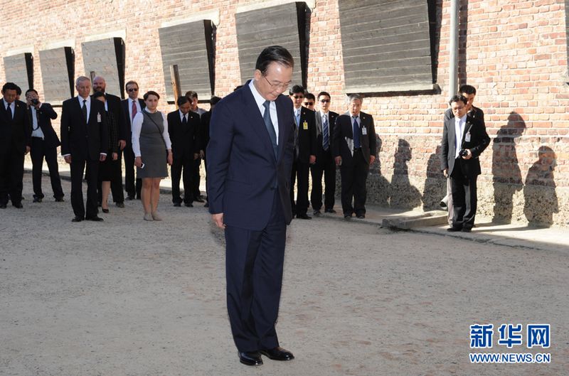 Wen Jiabao hat im Rahmen seines Staatsbesuchs in Polen das ehemalige Konzentrationslager Auschwitz besucht. Im Gedenken an die Todesopfer des zweiten Weltkrieges legte er dort einen Blumenkranz nieder.