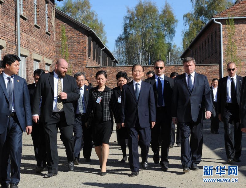 Wen Jiabao hat im Rahmen seines Staatsbesuchs in Polen das ehemalige Konzentrationslager Auschwitz besucht. Im Gedenken an die Todesopfer des zweiten Weltkrieges legte er dort einen Blumenkranz nieder.