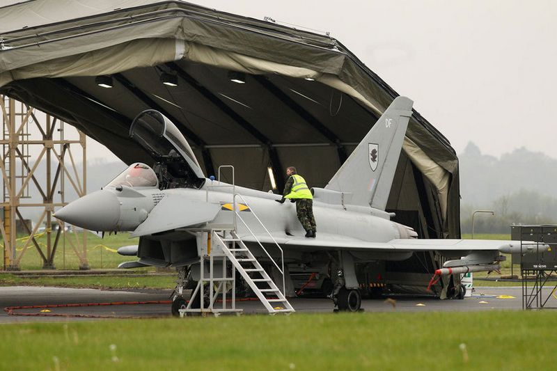 Neben den Flügen der 'Eurofighter' wird das britische Militär noch an sechs Orten in London Luftabwehrraketen aufstellen. In Ostlondon werden bewaffnete Hubschrauber und Fallschirmjäger stationiert.