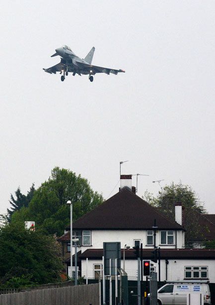 Neben den Flügen der &apos;Eurofighter&apos; wird das britische Militär noch an sechs Orten in London Luftabwehrraketen aufstellen. In Ostlondon werden bewaffnete Hubschrauber und Fallschirmjäger stationiert.