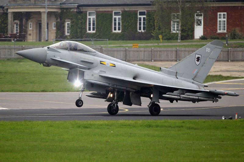 Neben den Flügen der &apos;Eurofighter&apos; wird das britische Militär noch an sechs Orten in London Luftabwehrraketen aufstellen. In Ostlondon werden bewaffnete Hubschrauber und Fallschirmjäger stationiert.