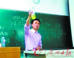Ein Online-Video, in dem ein Chemielehrer zeigt, wie Saftgetränke einfach durch das Mischen verschiedener Zusätze mit Wasser hergestellt werden, hat sich seit Sonntag wie ein Lauffeuer über Microblog-Webseiten in China verbreitet