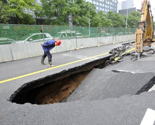 Gestern entstand auf einer Straße in Changsha (Provinz Hunan, Südwestchina) unerwartet ein riesiges Loch. Der Boden sackte aus bisher unklarer Ursache ein. Das Loch ist so breit wie eine Fahrspur und dutzende Meter lang.