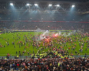 Fortuna Düsseldorf konnte gestern nach 15 Jahren der Erstliga-Abstinenz wieder in das Oberhaus der Fußballbundesliga aufsteigen. Dennoch wurde die Partie von Chaos in der Schlussphase überschattet.