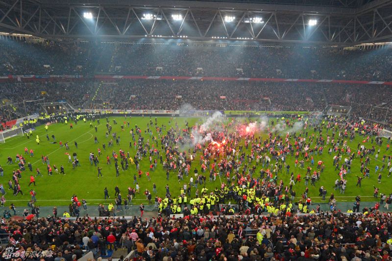 Fortuna Düsseldorf konnte gestern nach 15 Jahren der Erstliga-Abstinenz wieder in das Oberhaus der Fußballbundesliga aufsteigen. Dennoch wurde die Partie von Chaos in der Schlussphase überschattet.