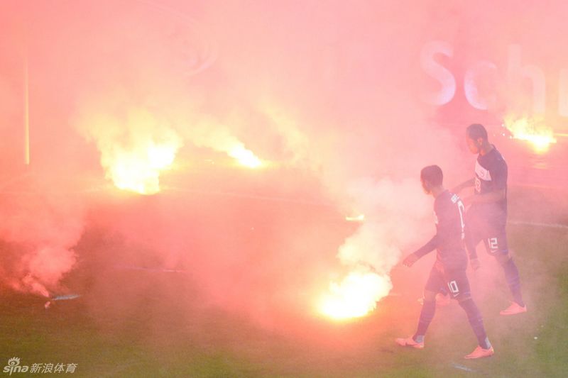 Fortuna Düsseldorf konnte gestern nach 15 Jahren der Erstliga-Abstinenz wieder in das Oberhaus der Fußballbundesliga aufsteigen. Dennoch wurde die Partie von Chaos in der Schlussphase überschattet.