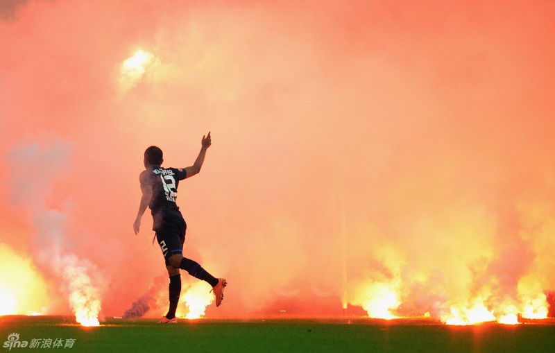 Fortuna Düsseldorf konnte gestern nach 15 Jahren der Erstliga-Abstinenz wieder in das Oberhaus der Fußballbundesliga aufsteigen. Dennoch wurde die Partie von Chaos in der Schlussphase überschattet.