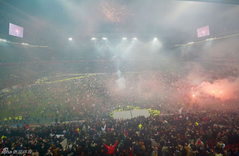 Fortuna Düsseldorf konnte gestern nach 15 Jahren der Erstliga-Abstinenz wieder in das Oberhaus der Fußballbundesliga aufsteigen. Dennoch wurde die Partie von Chaos in der Schlussphase überschattet.