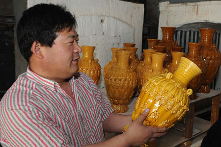 In Linchuan (Provinz Shandong, Ostchina) wurden Ende April erfolgreich Seladon-Weingefäße mit Lotus-Mustern hergestellt.