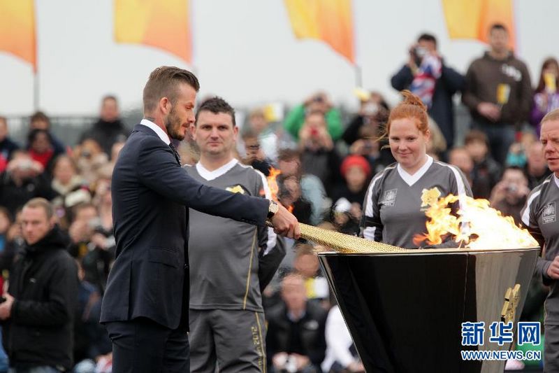 Genau 70 Tage vor der Eröffnung der 30. Olympischen Sommerspiele in London ist das Olympische Feuer gestern in Großbritannien eingetroffen. Der berühmte britische Fußballstar David Beckham entzündete die Fackel an der Olympischen Flamme.