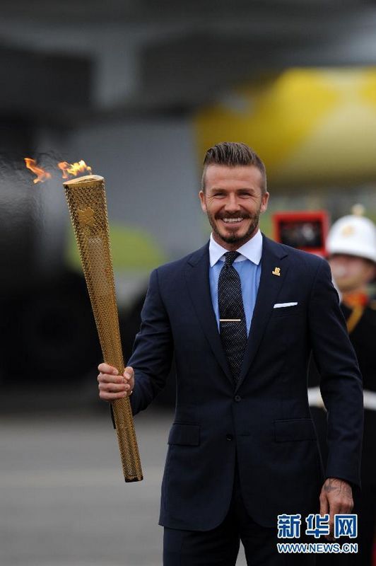 Genau 70 Tage vor der Eröffnung der 30. Olympischen Sommerspiele in London ist das Olympische Feuer gestern in Großbritannien eingetroffen. Der berühmte britische Fußballstar David Beckham entzündete die Fackel an der Olympischen Flamme.