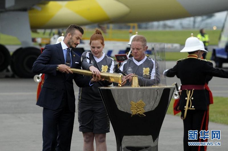 Genau 70 Tage vor der Eröffnung der 30. Olympischen Sommerspiele in London ist das Olympische Feuer gestern in Großbritannien eingetroffen. Der berühmte britische Fußballstar David Beckham entzündete die Fackel an der Olympischen Flamme.