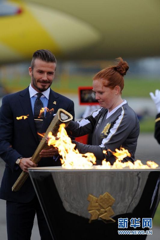 Genau 70 Tage vor der Eröffnung der 30. Olympischen Sommerspiele in London ist das Olympische Feuer gestern in Großbritannien eingetroffen. Der berühmte britische Fußballstar David Beckham entzündete die Fackel an der Olympischen Flamme.