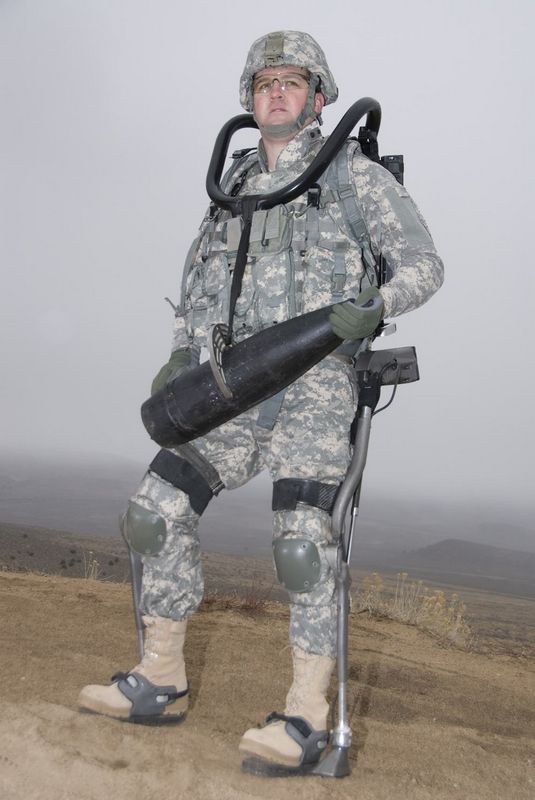 Das hydraulische HULC-System (Human Universal Load Carrier) imitiert den menschlichen Knochenbau und soll die Soldaten beim Bewegen schwerer Güter und beim Marsch mit schwerer Ausrüstung unterstützen.