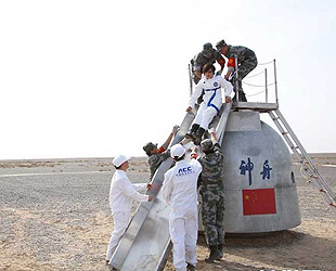 Die Fachkräfte des chinesischen Programms für bemannte Raumfahrt haben gestern im Vorfeld des Rendezvous zwischen dem bemannten Raumschiff 'Shenzhou 9' und der Raumstation 'Tiangong 1' eine Übung durchgeführt.