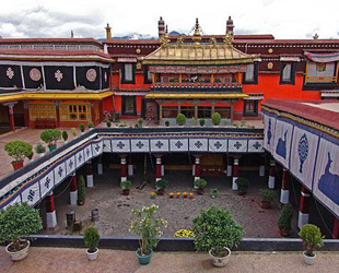 Der Jokhang-Tempel am Barkhor-Platz im Zentrum Lhasas wurde im Jahr 2000 auf die UNESCO-Welterbeliste gesetzt, und nach einer zweijährigen Renovierung der Kernstruktur hat vor kurzem die Renovierung der Wandgemälde im Innern des Tempels begonnen.