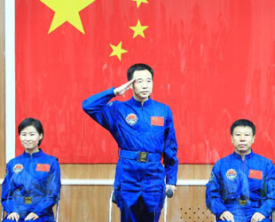 Die Taikonauten der chinesischen Weltraummission 'Shenzhou 9' haben sich am Freitagabend der Presse gestellt. Die zwei Taikonauten Jing Haipeng und Liu Wang sowie die erste Taikonautin Liu Yang beantworteten Fragen zur vierten bemannten Raumfahrt Chinas.