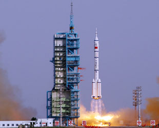 Das chinesische bemannte Raumschiff 'Shenzhou 9' ist am Samstag um 17:37 Uhr Ortszeit mit der von China selbst entwickelten Trägerrakete 'Langer Marsch II F' (CZ2-F) gestartet.