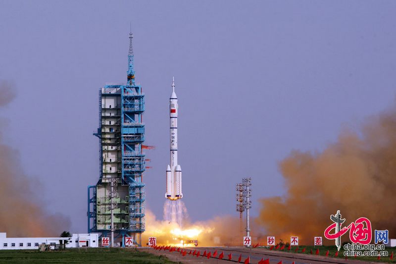 Das chinesische bemannte Raumschiff &apos;Shenzhou 9&apos; ist am Samstag um 17:37 Uhr Ortszeit mit der von China selbst entwickelten Trägerrakete &apos;Langer Marsch II F&apos; (CZ2-F) erfolgreich gestartet.
