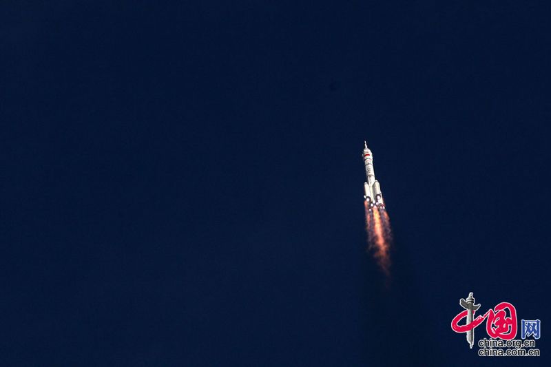 Das chinesische bemannte Raumschiff &apos;Shenzhou 9&apos; ist am Samstag um 17:37 Uhr Ortszeit mit der von China selbst entwickelten Trägerrakete &apos;Langer Marsch II F&apos; (CZ2-F) erfolgreich gestartet.