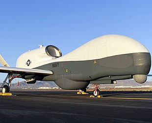 Vor kurzem ist die Drohne des Typs 'MQ-4C', eine Variante des UAVs 'RQ-4 Global Hawk', offiziell an die US-Marine geliefert worden. Die MQ-4C ist eine neuste Version der 'Global Hawk' zur Seeüberwachung.