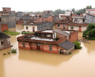 Am vergangenen Wochenende wurde Südchina von starken Regenfällen heimgesucht. Zahlreiche Häuser wurden dabei zerstört, Ackerland wurde überschwemmt. Der Verkehr kam teilweise völlig zum erliegen.