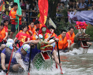 In Hangzhou, der Hauptstadt der Provinz Zhejiang findet eines der größten internationalen Drachenbootrennen statt – eine ebenso actiongeladene wie unterhaltsame Veranstaltung, bei der wahrlich kein Auge trocken bleibt.