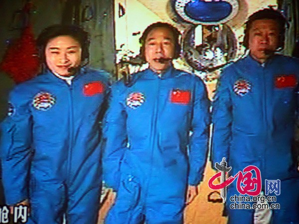 Chinas Staatspräsident Hu Jintao hat heute um 10:10 Uhr Beijinger Ortszeit ein Telefongespräch mit den drei Taikonauten an Bord des Raumschiffs 'Shenzhou 9' geführt .
