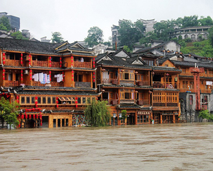 Seit Montag bereits wird Fenghuang, ein berühmtes Reiseziel in der chinesischen Provinz Hunan, von heftigen Regenfällen heimgesucht. Ein heftiger Platzregen dauerte ganze zwölf Stunden und hat die Altstadt Fenghuangs fast völlig überflutet.