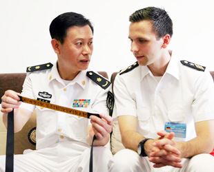 Die zweite 'Internationale Woche der Seekadetten' wird vom 24. Juni bis zum 1. Juli in der chinesischen Hafenstadt Dalian abgehalten. Gestern abend waren zwei deutsche Offiziersanwärter zu Gast bei einem Professor der chinesischen Marineakademie.
