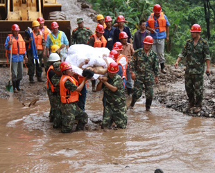 Rund 40 Arbeiter eines Wasserkraftwerks werden vermisst, seit die starken Regenfälle in der südwestchinesischen Provinz Sichuan einen Erdrutsch verursacht haben, wie die lokalen Behörden meldeten.