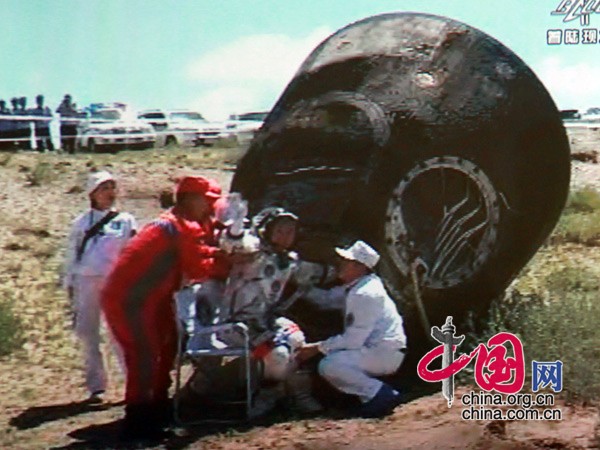 Die Landekapsel des chinesischen bemannten Raumschiffs &apos;Shenzhou 9&apos; ist am Freitag um 10.00 Uhr Beijnger Ortszeit sicher im nordostchinesischen Autonomen Gebiet Innere Mongolei gelandet. Chinas Ministerpräsident Wen Jiabao gratulierte ihnen zu der erfolgreichen Rückkehr.