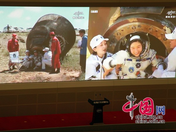 Die Landekapsel des chinesischen bemannten Raumschiffs &apos;Shenzhou 9&apos; ist am Freitag um 10.00 Uhr Beijnger Ortszeit sicher im nordostchinesischen Autonomen Gebiet Innere Mongolei gelandet. Chinas Ministerpräsident Wen Jiabao gratulierte ihnen zu der erfolgreichen Rückkehr.
