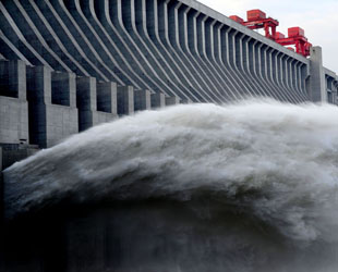 Am Dienstag fand der erste diesjährige Hochwasserablauf am Drei-Schluchten-Damm in Yichang, Provinz Hubei, statt. Der Zufluss in den Stausee erreichte zeitweise beeindruckende 42.000 Kubikmeter pro Sekunde.