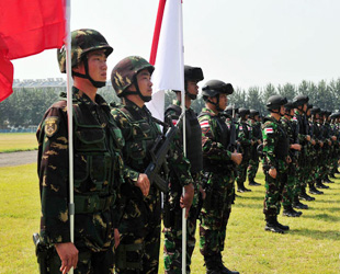 Das gemeinsame Antiterror-Manöver 'Sharp Knife 2012' chinesischer und indonesischer Spezialeinheiten hat gestern begonnen. Ziel der Übung ist, die Kooperation zwischen beiden Armeen gegen den Terrorismus in der Region zu intensivieren.