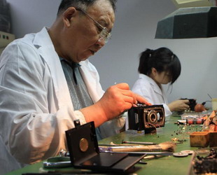Ein Museum über die Herstellung alter Kameras wurde vor kurzem in Shanghai eröffnet. Ausgestellt wird eine Vielzahl von Kameras seit dem Ende der 1950er Jahren und auch ausländische mechanische Kameras, die großen Einfluss auf die Entwicklung der chinesischen Fotoindustrie hatten.