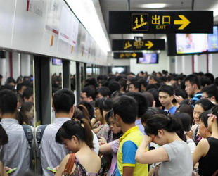 Die U-Bahn in Shanghai wurde in den letzten Tagen von der Hitzewelle schwer geprüft. Die höchste Temperatur betrug beinahe 38 Grad. Die Bahnsteige, vor allem die zum Umsteigen, werden an jedem Arbeitstag von fast 7 Millionen Passagieren benutzt.