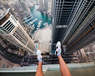 Um dieses atemberaubende Foto aufzunehmen hat eine Gruppe von russischen Teenagern den Burj Dubai erklommen. Unter den Jugendlichen ist dieser Sport als 'Skywalking' bekannt, ein neuer und zugleich hochgefährlicher Trend der Fotografie.