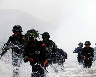 Mitglieder der Sondereinsatzkräfte der Chinese People’s Armed Police Force (APF: bewaffnete Volkspolizei Chinas) absolvierten ein einwöchiges und umfassendes Training im ungewohnten Gelände des Liupanshan Berges.