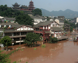 Am Freitag wurde Chongqing, eine der vier regierungsunmittelbaren Städte Chinas, von heftigen Regenfällen heimgesucht. Die historische Gemeinde Ciqikou war schwer betroffen. Die Entwässerungssysteme der Innenstadt wurden überlastet.