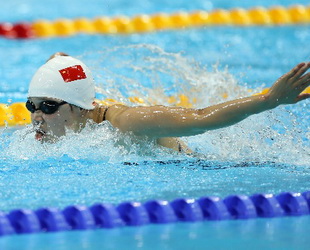 Ye Shiwen ist eine chinesische Schwimmerin, die am 28. Juli 2012 den olympischen Wettbewerb über 400 Meter Lagen der Frauen bei den Spielen in London gewann. Dabei brach sie den Weltrekord in einer Zeit von 4:28,43 Minuten.