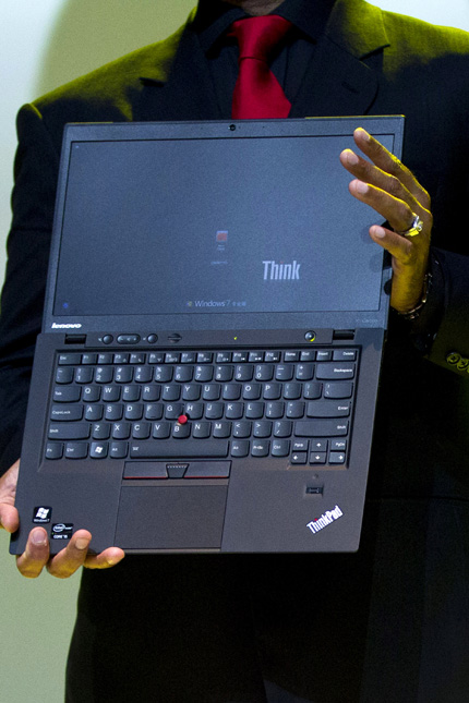 Ein Mitarbeiter von hält am gestrigen Montag einen neuen ThinkPad X1 Carbon Laptop in den Händen. Der chinesische Computerhersteller stellte das leichtere und schnellere ThinkPad Notebook vor, das vor, dessen Design für eine einfachere Bedienung an Tablets und Smartphones angelehnt ist.