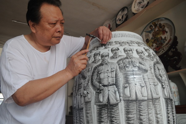 Das Foto zeigt den bekannten chinesischen Porzellanmeister Yan Xiangong, wie er am 29. August die Vase 'Führungspersönlichkeiten und Heerführer' nachbearbeitet.