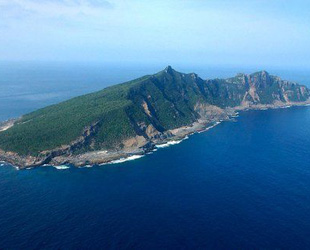 Die Diaoyu-Inseln und die umliegenden Inselgruppen gehören seit jeher zu Chinas Territorium. Dafür hat China unbestreitbare historische und juristische Beweise. China tritt stets dafür ein, diese Frage auf der Basis des Respekts vor den Tatsachen durch diplomatische Verhandlungen zu lösen.