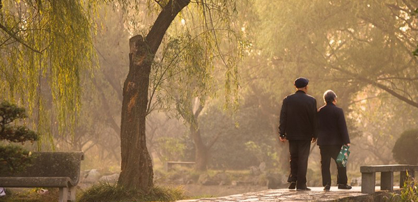 Ein Vorschlag der chinesischen Regierung, dass die Menschen länger arbeiten und ihre Renten später beziehen sollen, hat in China zu einer landesweiten Debatte geführt. Eine Online-Umfrage zeigte, dass etwa 93,3 Prozent der 450.000 Befragten dagegen waren, das Rentenalter anzuheben.